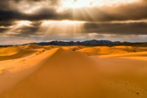 Coucher de soleil sur les dunes de sable du désert
