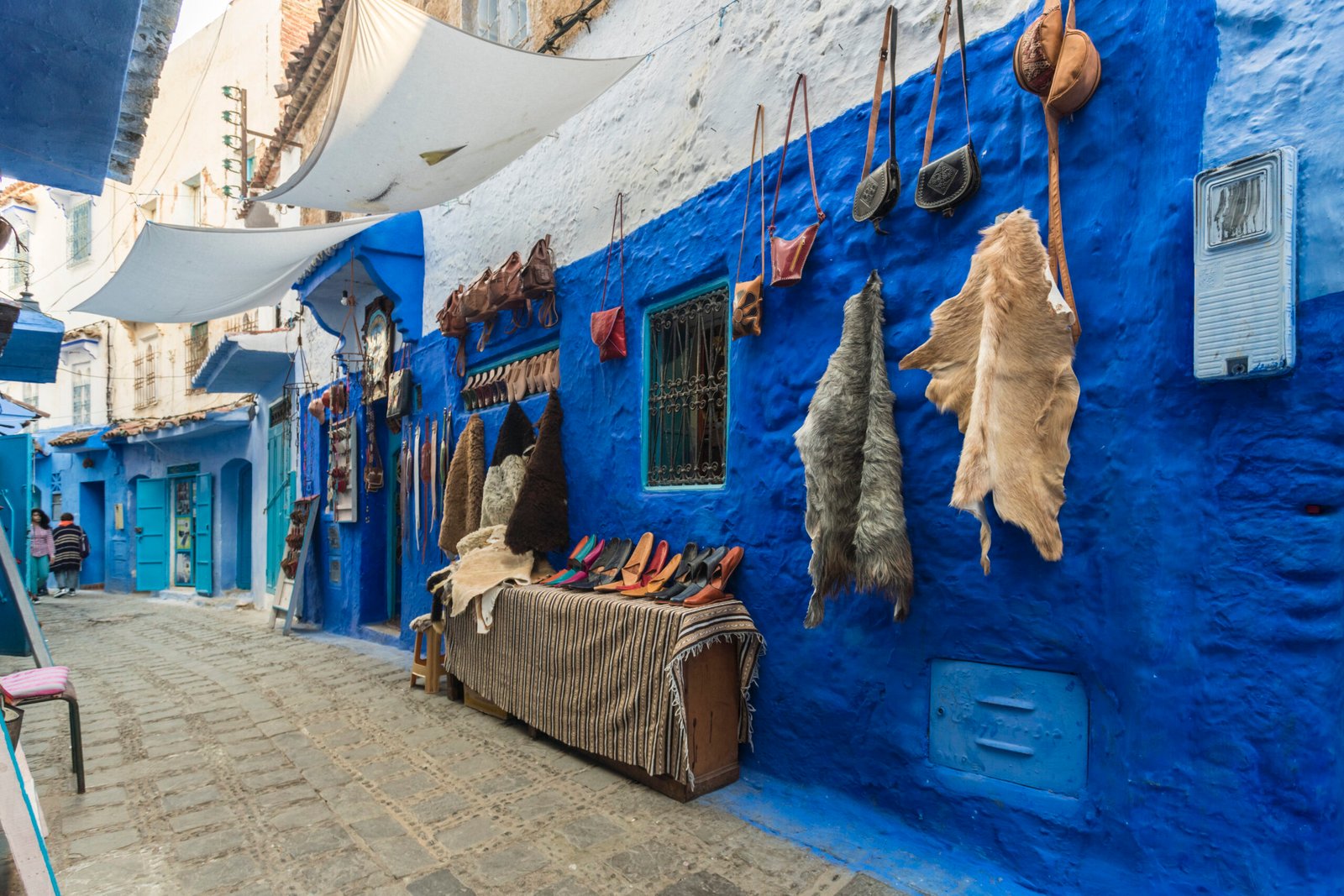 Maroc, Chefchaouen, souvenirs à vendre dans des bâtiments bleus traditionnels