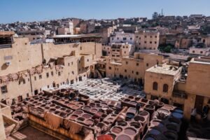 Vue panoramique sur le paysage urbain et les cuves de tannerie traditionnelles par une journée ensoleillée à Fès